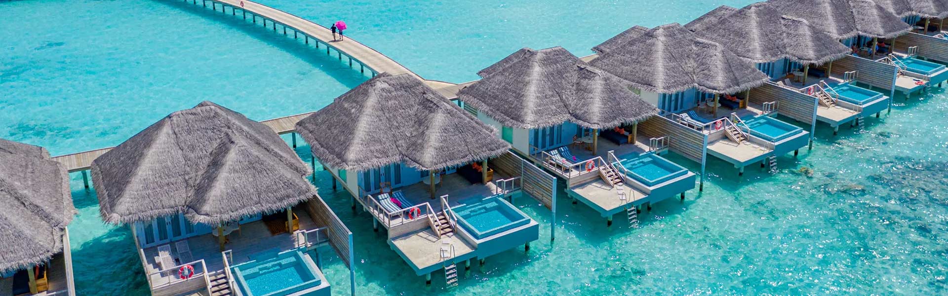 Érezd a finom fehér homokot a lábujjaid között, miközben sétálsz a tengerparton. A villa privát medencéjénél napozás közben nézheted a delfineket a z óceánban. Mi kell még ahhoz, hogy valóban kikapcsolj?
