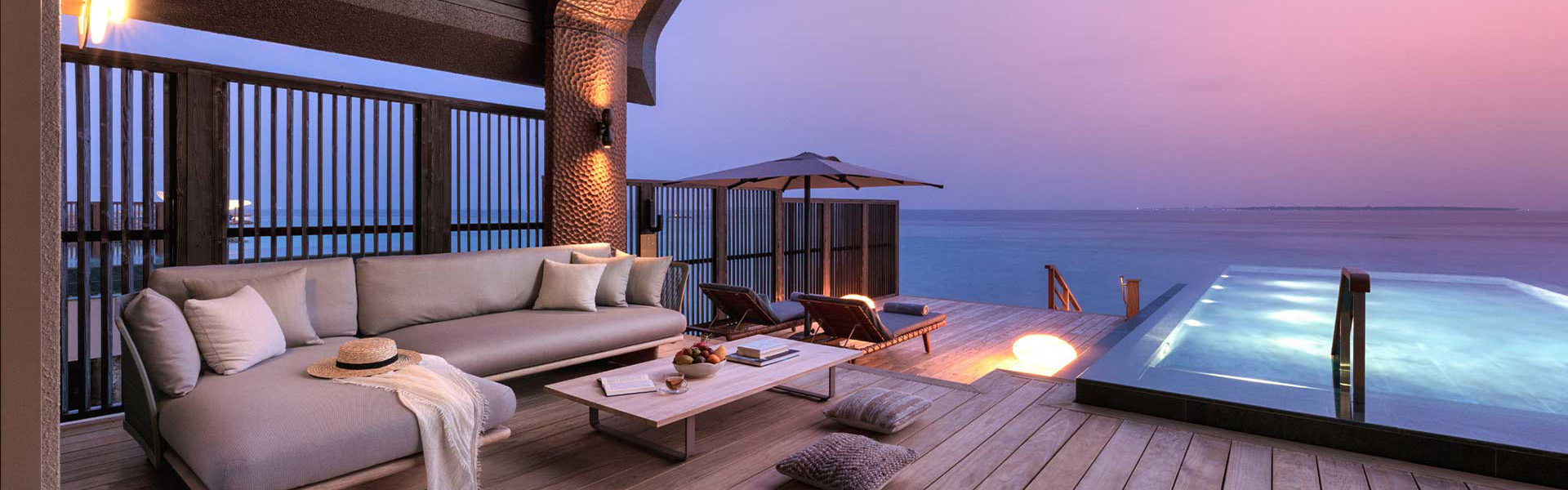 Nyisd meg szívedet a tenger, a homok, a nap és a csillagok időtlen bölcsessége előtt. Ahogy újra kapcsolatba kerülsz a természet nagylelkű ajándékaival, elkezdődik az önfelfedezés és a megújulás útja. Az ősi tudást a modern tudománnyal ötvözve válogatott kínálatunk a JOALI LÉT négy pillére – elme, bőr, mikrobiom és energia – köré fonódik.